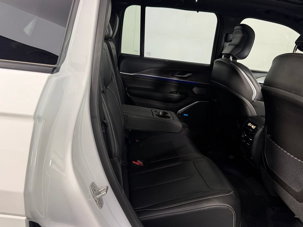 Used 2023 Jeep Grand Cherokee Overland w/ Luxury Tech Group IV AWD/4WD image 22