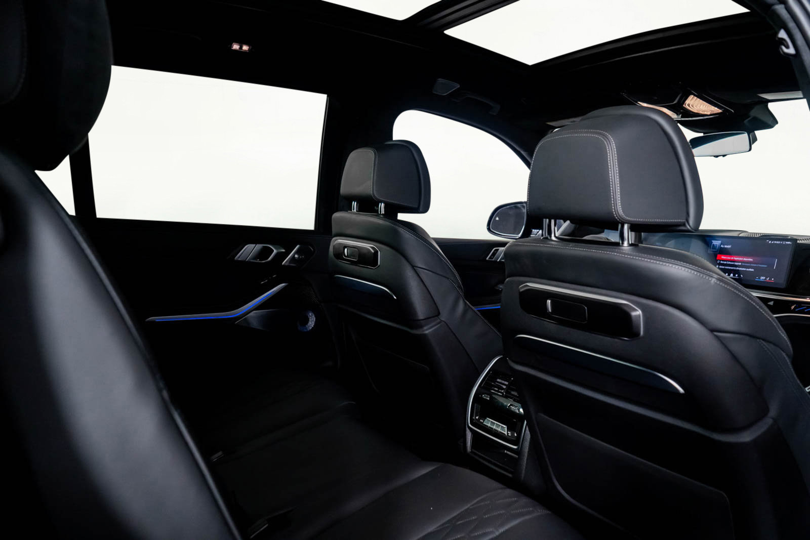 Used 2024 BMW X7 M60i w/ Premium Package image 54