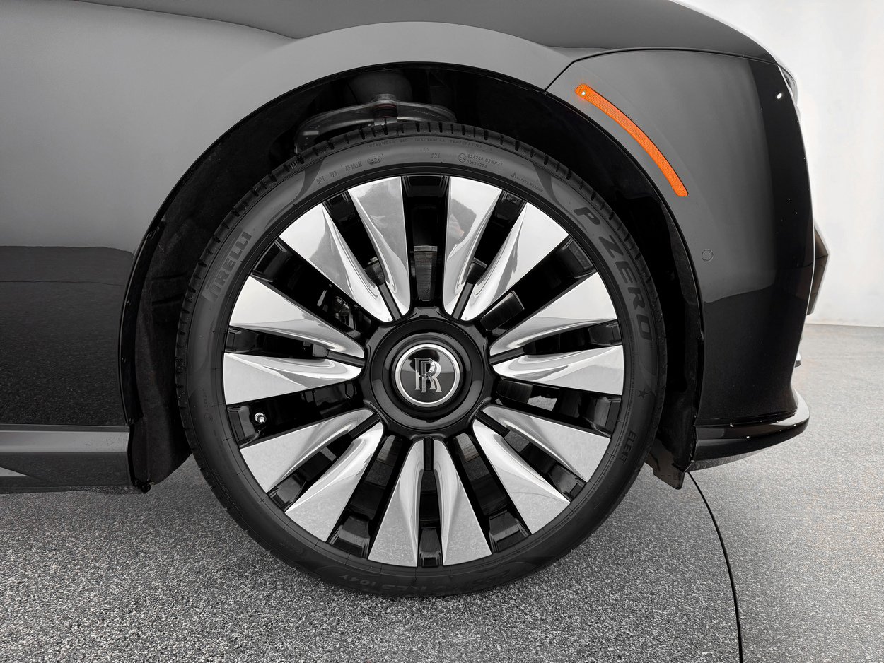 Used 2024 Rolls-Royce Spectre image 37