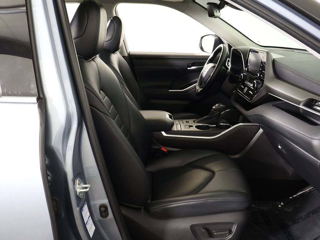 Used 2021 Toyota Highlander XLE image 32