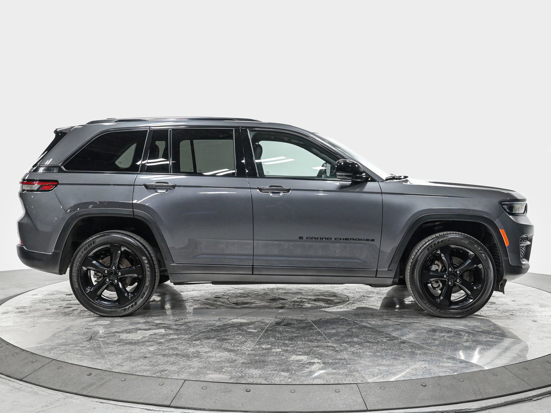 Used 2024 Jeep Grand Cherokee Altitude image 8