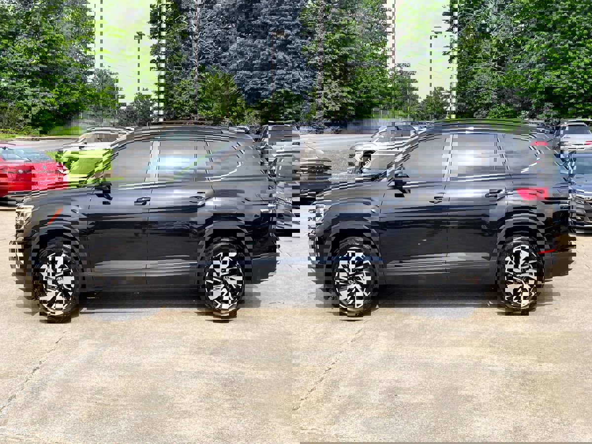 Used 2024 Volkswagen Atlas SE image 3