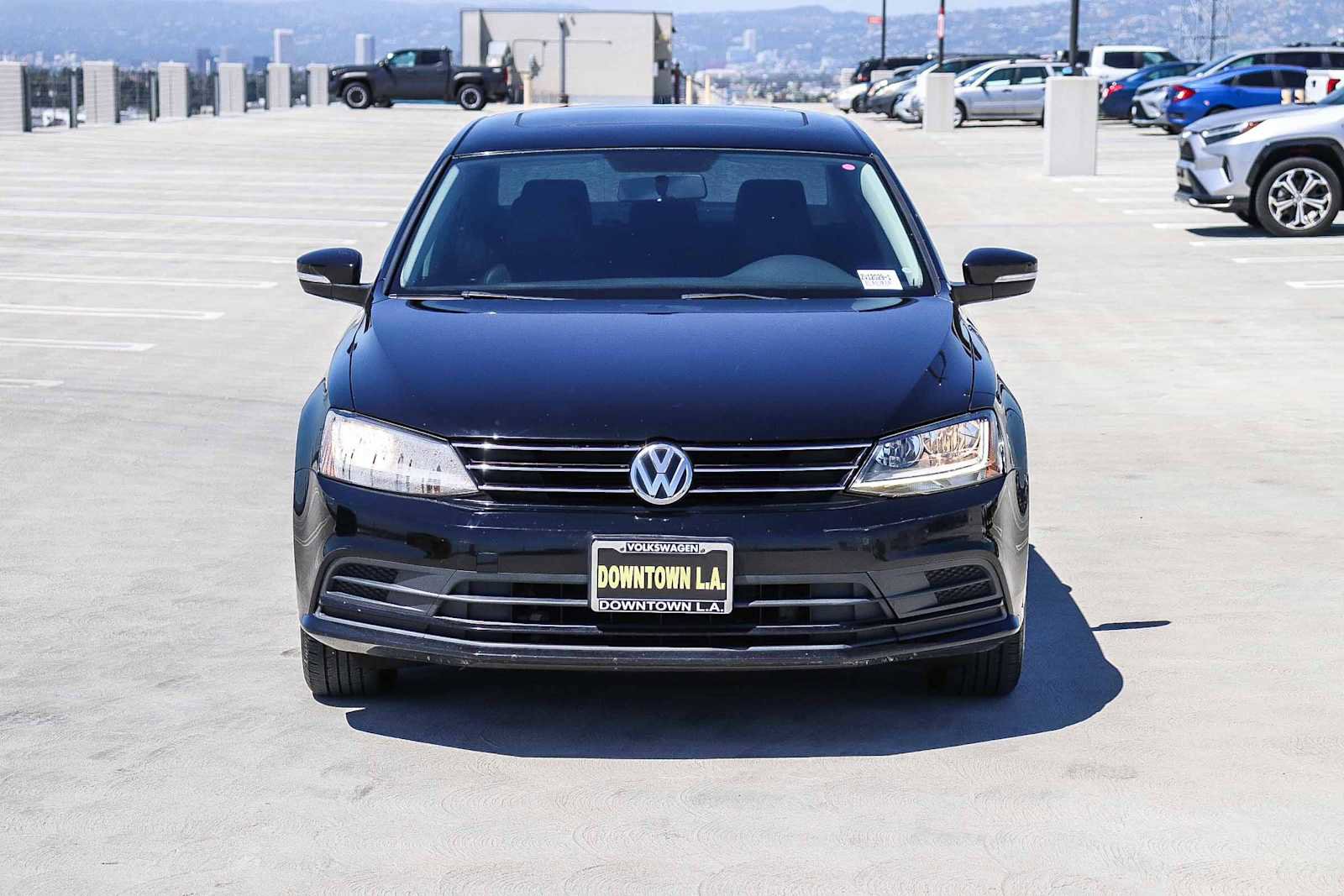 Used 2017 Volkswagen Jetta SE image 2