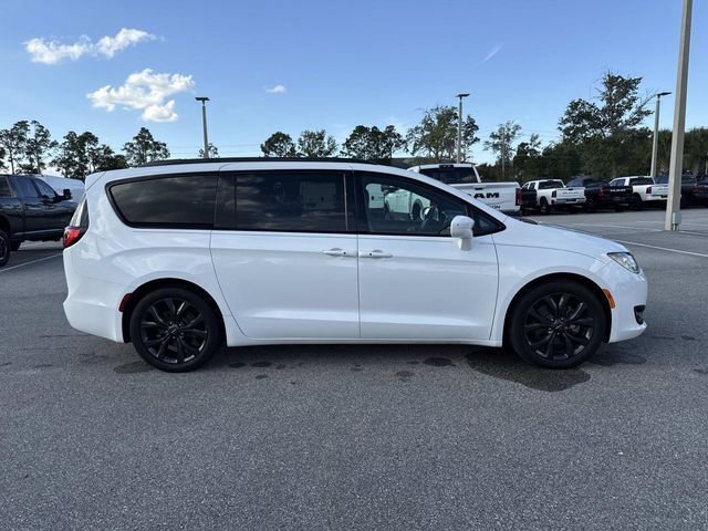 Used 2018 Chrysler Pacifica Touring-L Plus FWD image 2