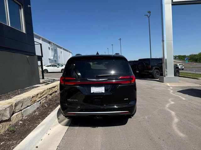 Used 2025 Chrysler Pacifica Pinnacle w/ Trailer Tow Group AWD/4WD image 4