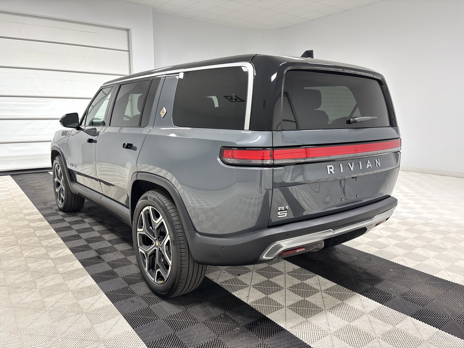 Used 2025 Rivian R1S Adventure AWD/4WD image 3