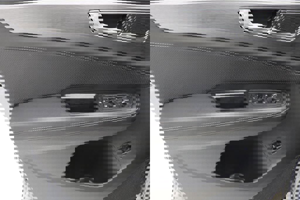 Used 2025 Volkswagen Atlas Cross Sport SE image 16