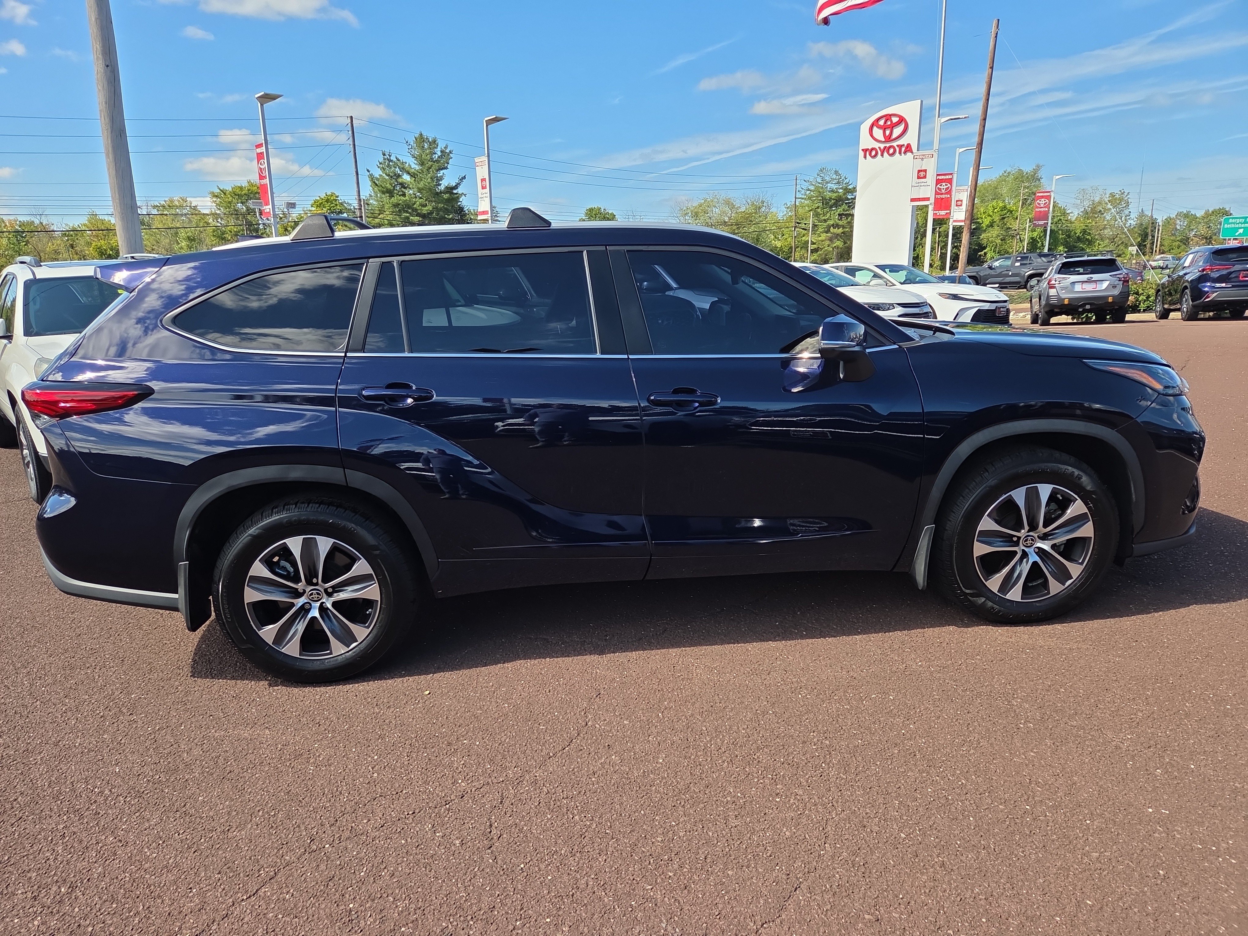 Used 2023 Toyota Highlander XLE FWD image 2