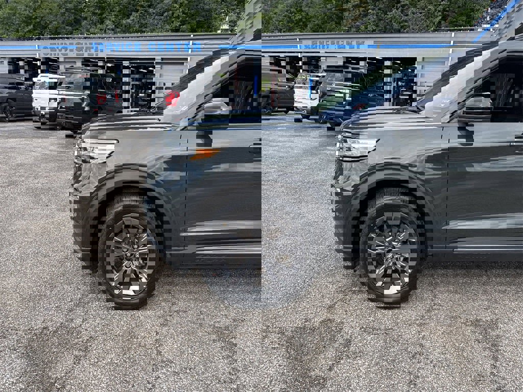 Used 2022 Ford Explorer XLT w/ Equipment Group 202A image 10