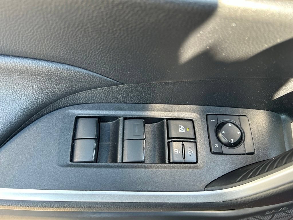 Used 2021 Toyota RAV4 LE FWD image 19