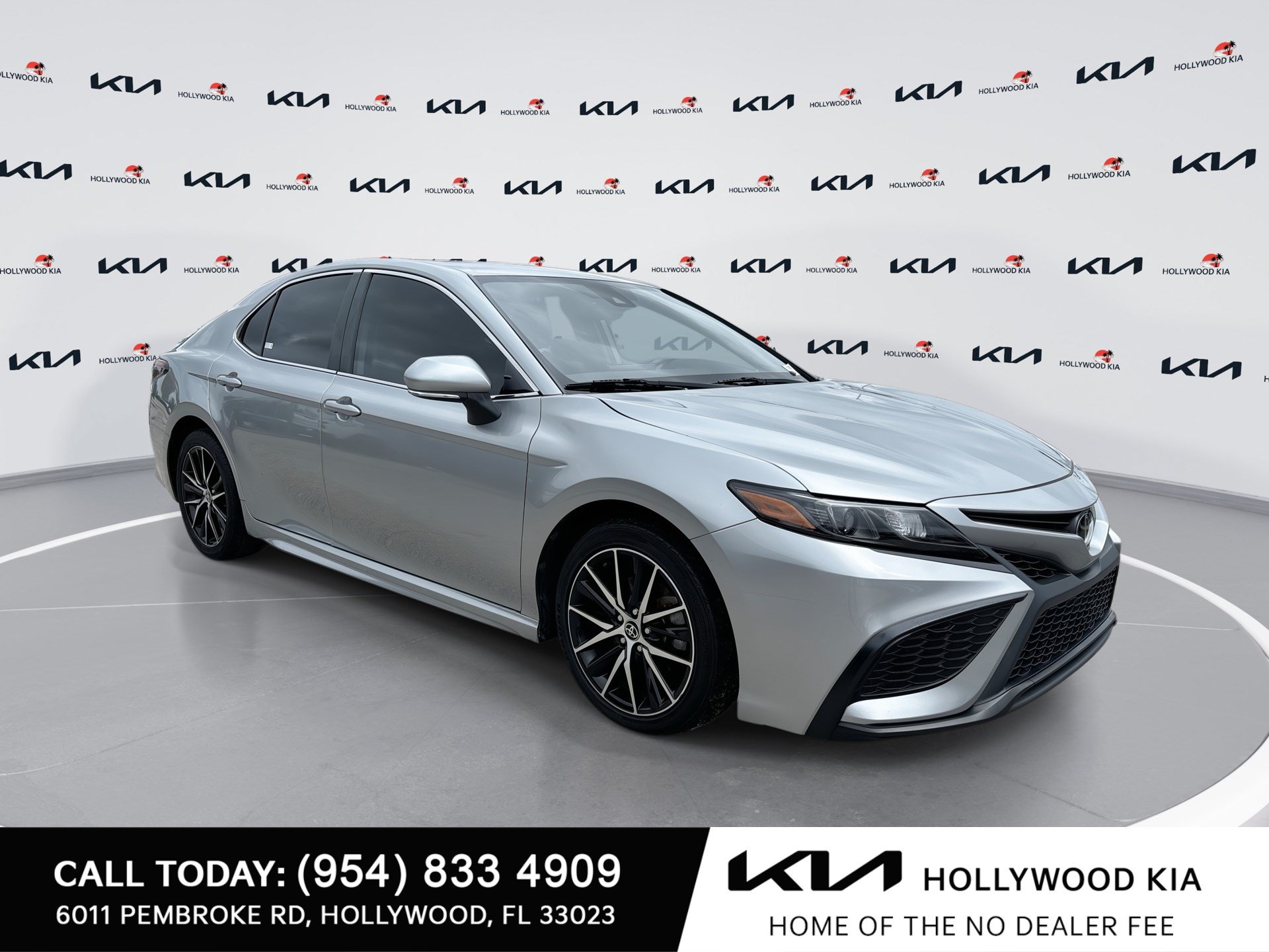 Used 2023 Toyota Camry SE FWD image 1