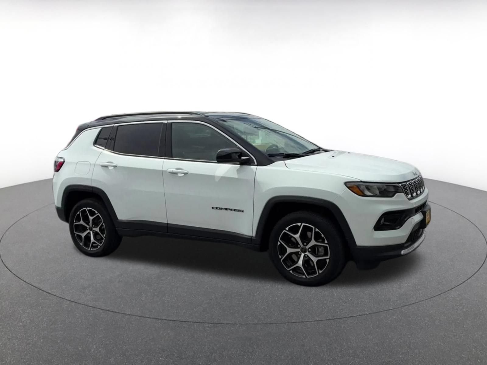 Used 2025 Jeep Compass Limited AWD/4WD image 2