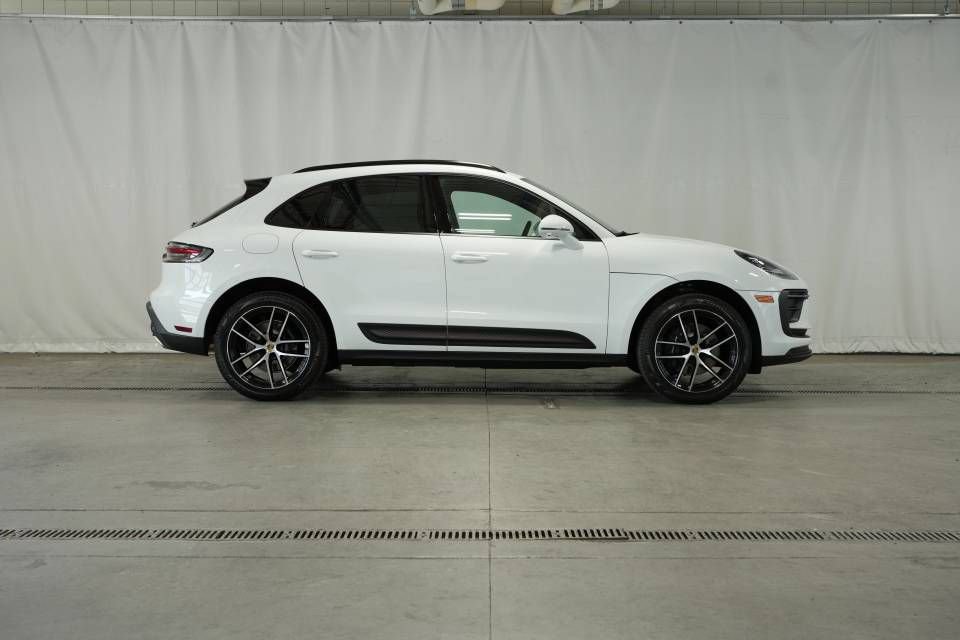 Certified 2025 Porsche Macan AWD/4WD image 8