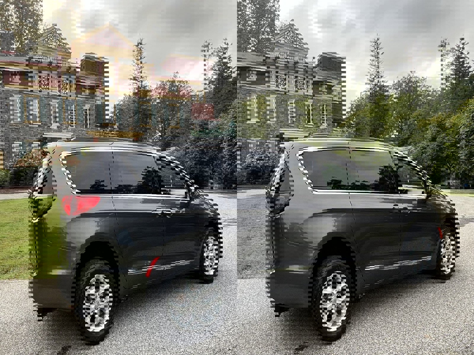 Used 2017 Chrysler Pacifica Touring-L w/ Tire & Wheel Group image 11