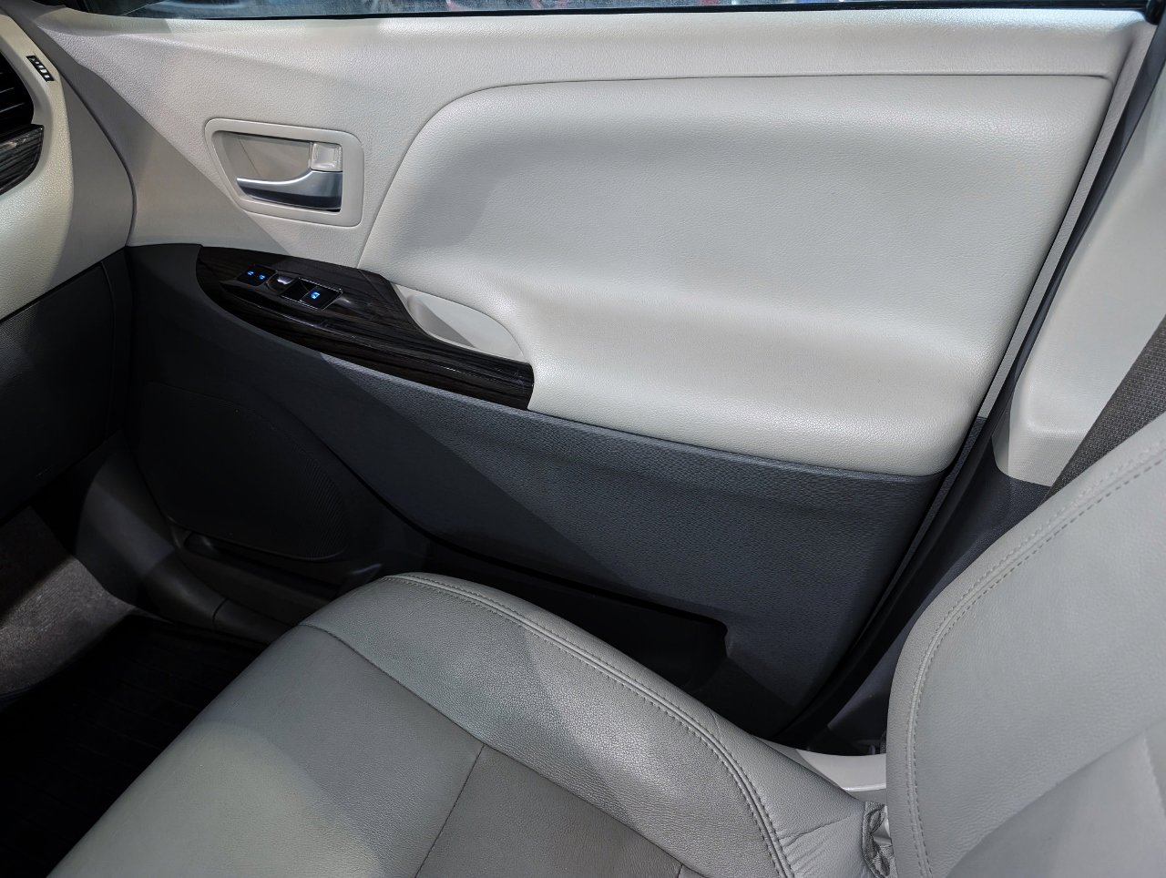 Used 2017 Toyota Sienna XLE image 38