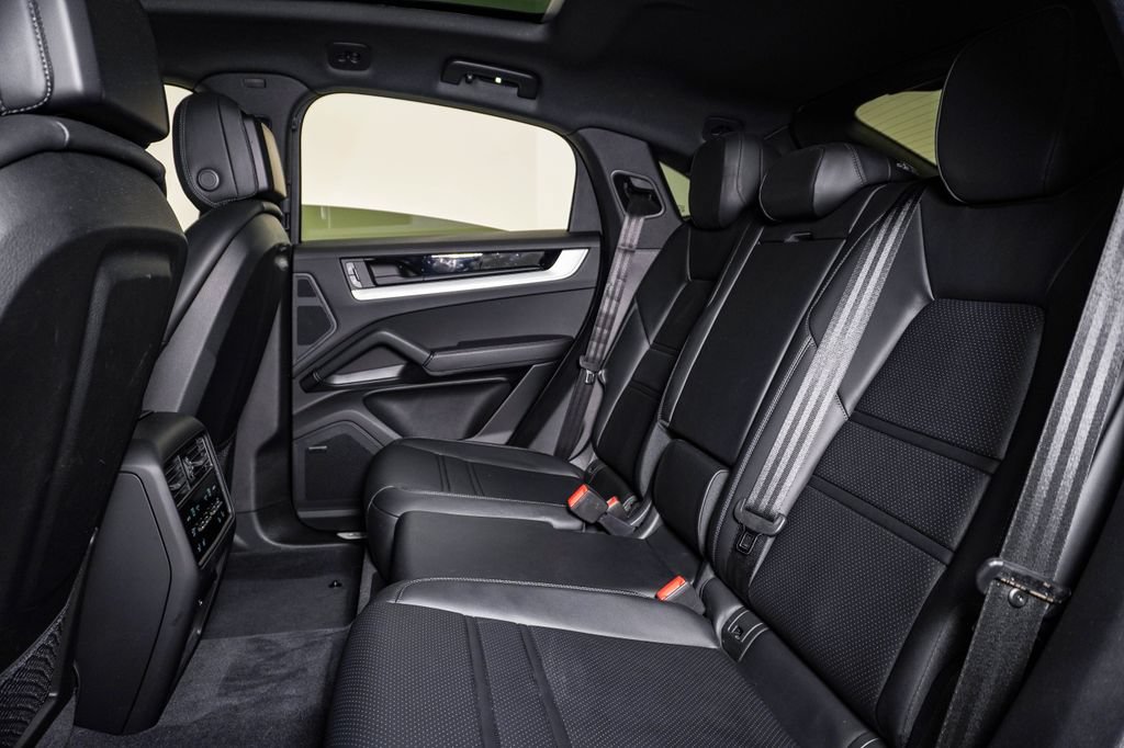 Certified 2025 Porsche Cayenne Coupe AWD/4WD image 17