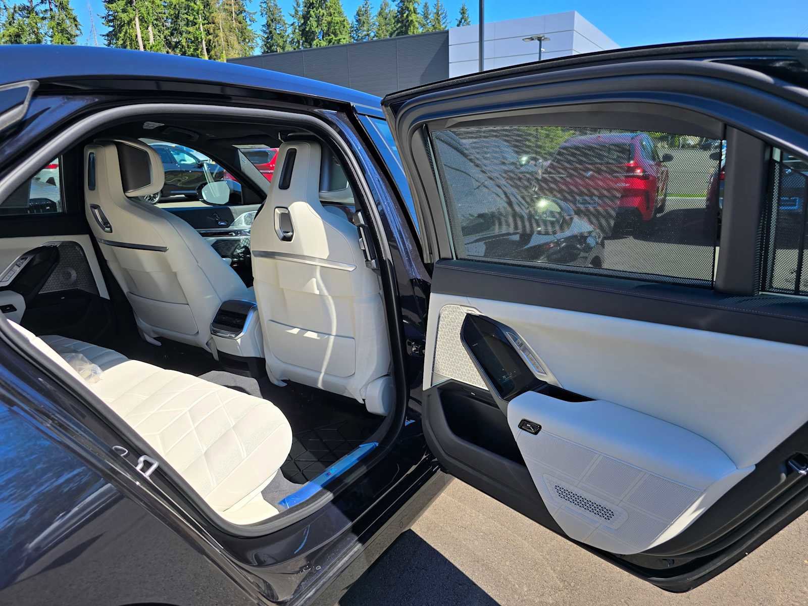 Used 2025 BMW 750e xDrive w/ Executive Package AWD/4WD image 13