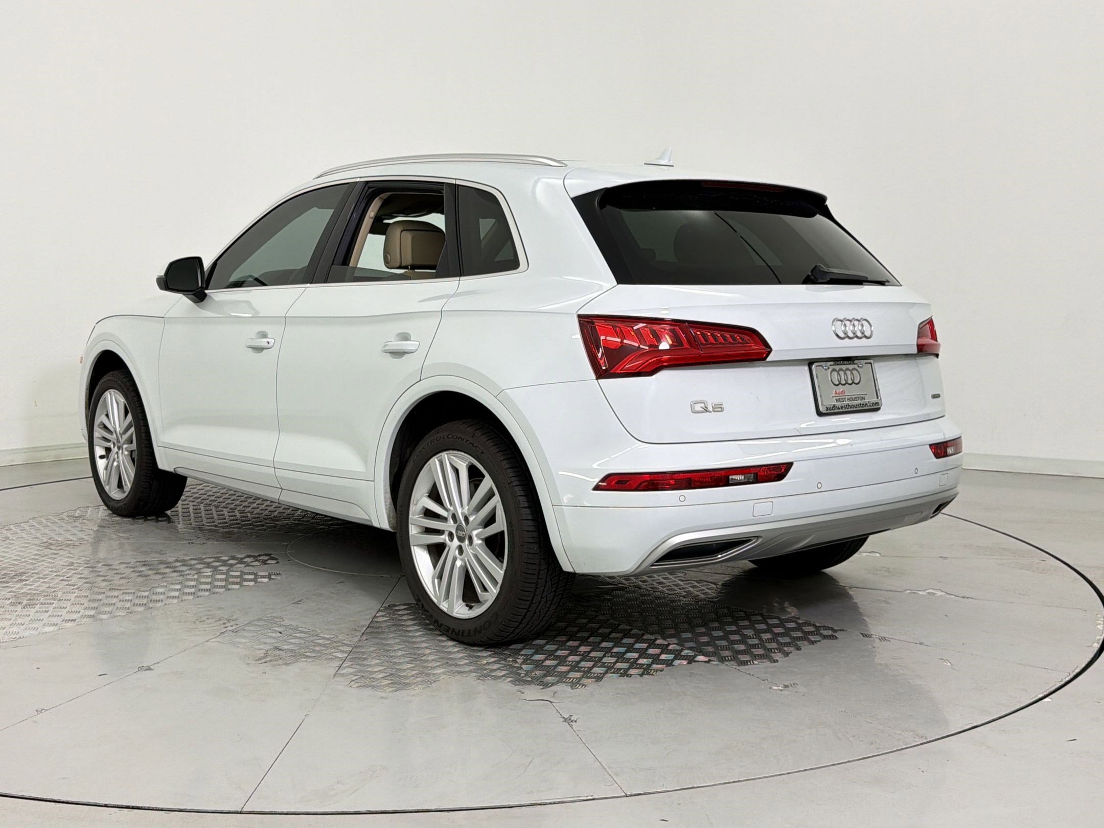 Used 2019 Audi Q5 2.0T Premium Plus w/ Premium Plus Package AWD/4WD image 3