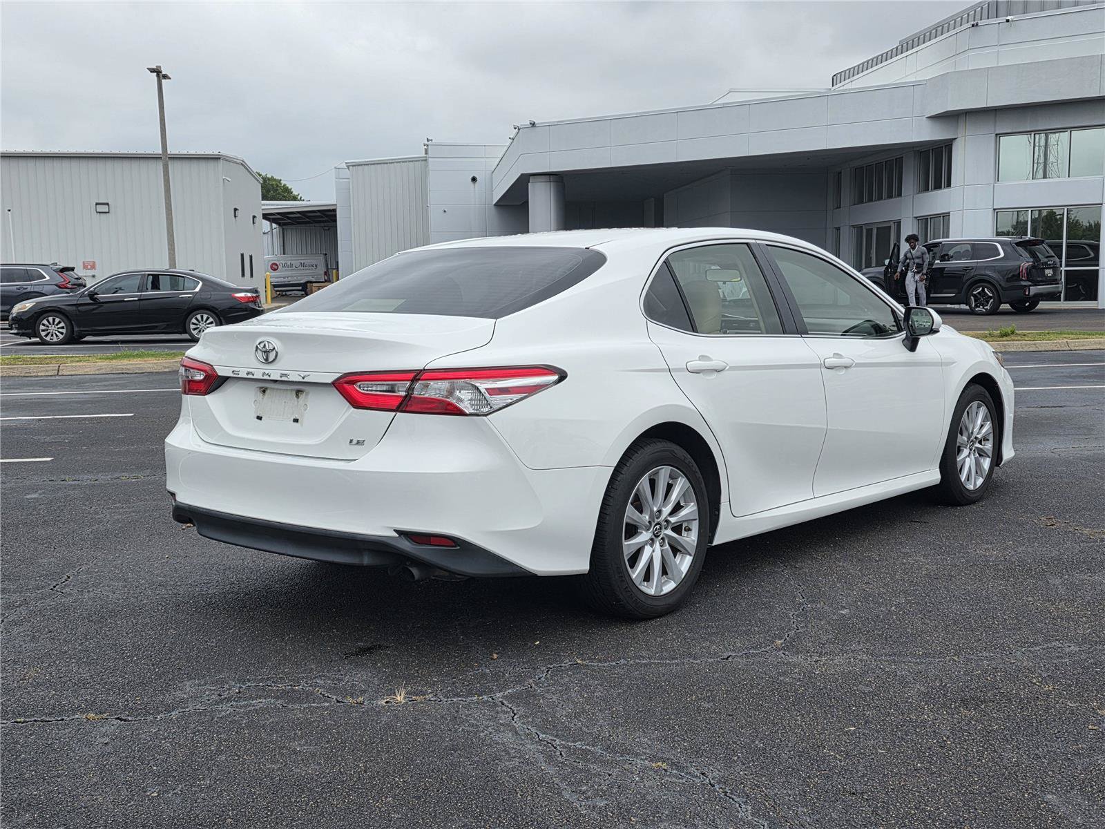 Used 2018 Toyota Camry LE FWD image 5