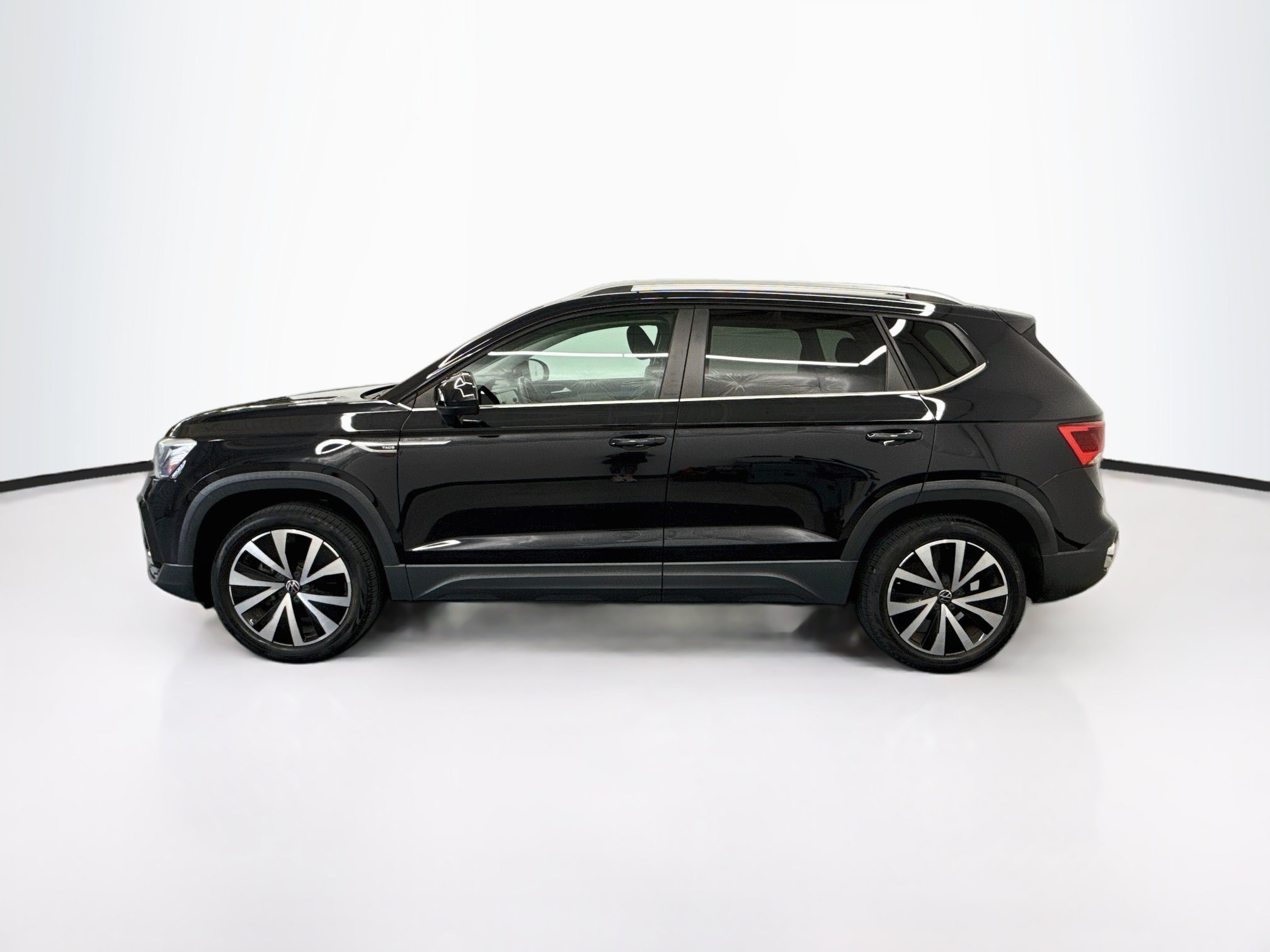 Used 2022 Volkswagen Taos SE FWD image 4