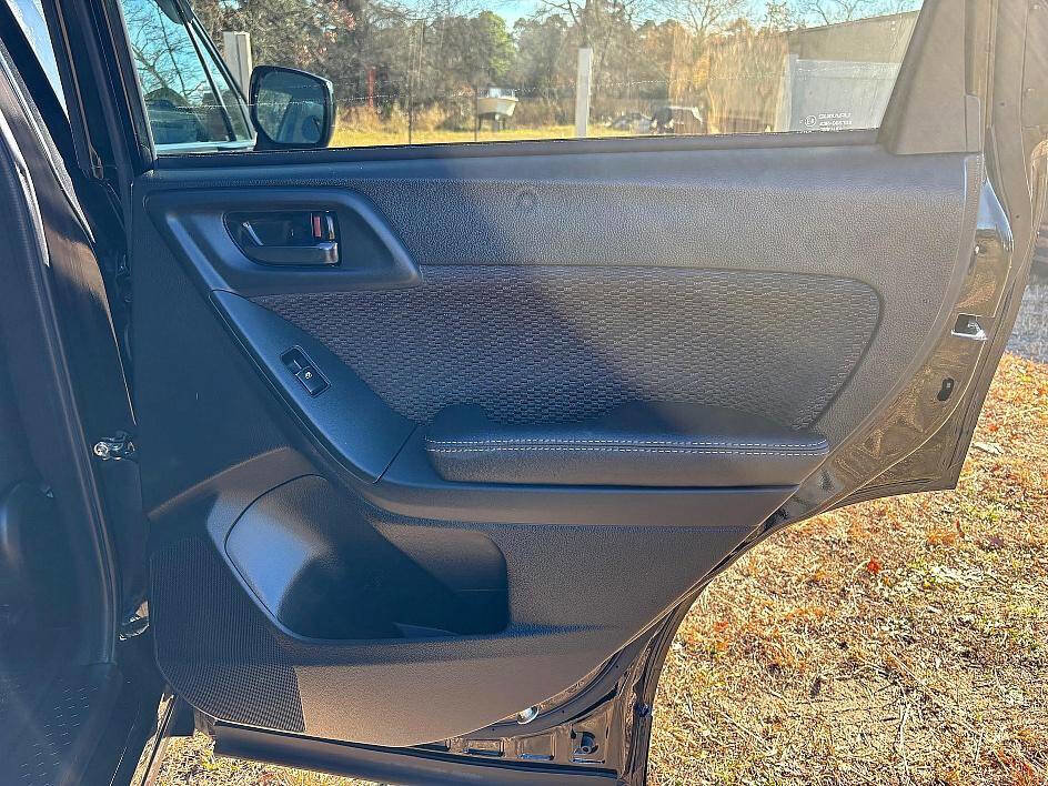 Used 2018 Subaru Forester 2.5i Premium w/ All-Weather Package image 19