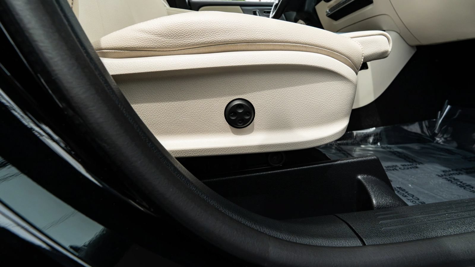 Used 2022 Mercedes-Benz GLA 250 4MATIC w/ Premium Package Lite image 14