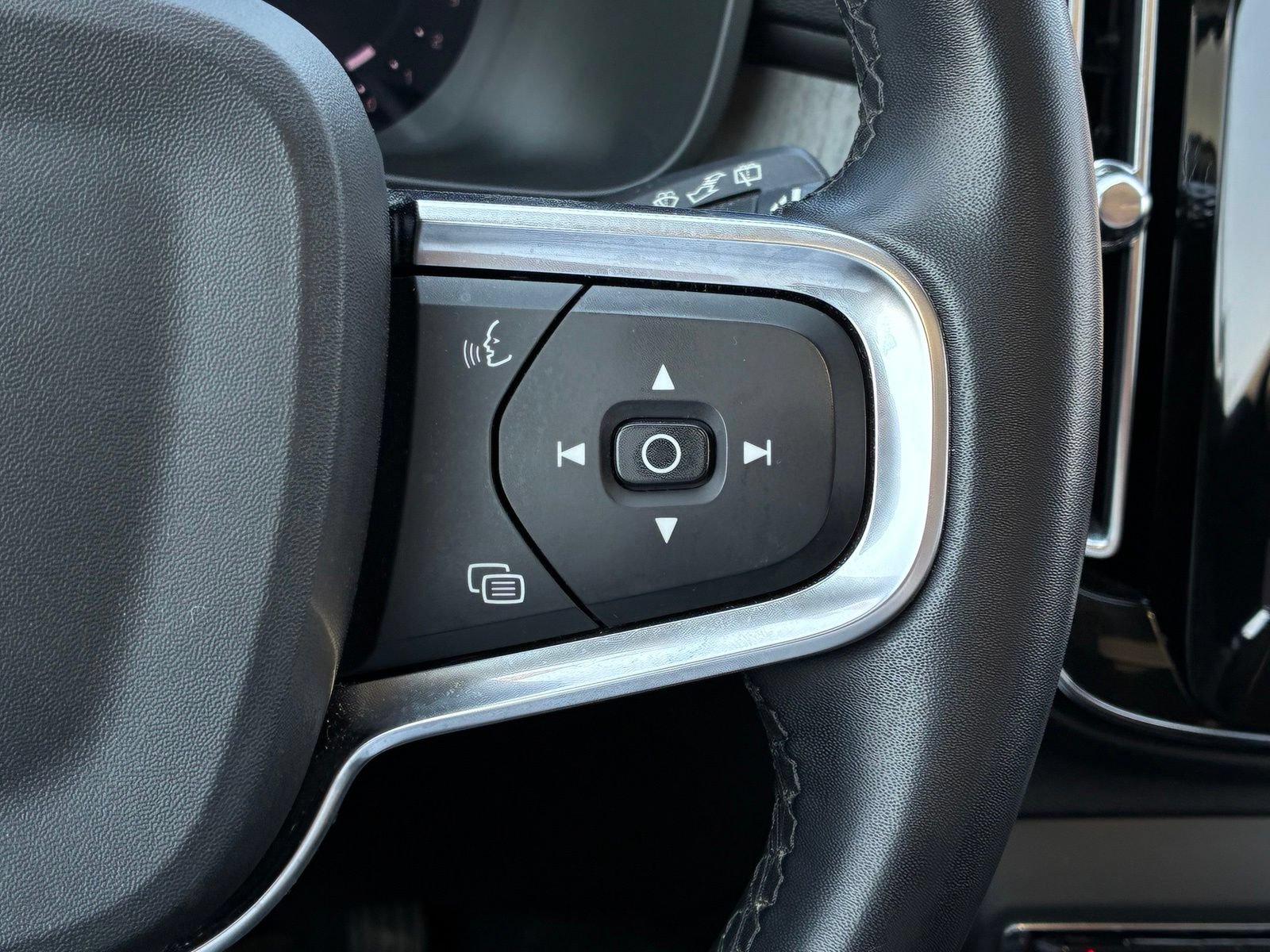 Used 2024 Volvo XC40 B5 Plus AWD/4WD image 25