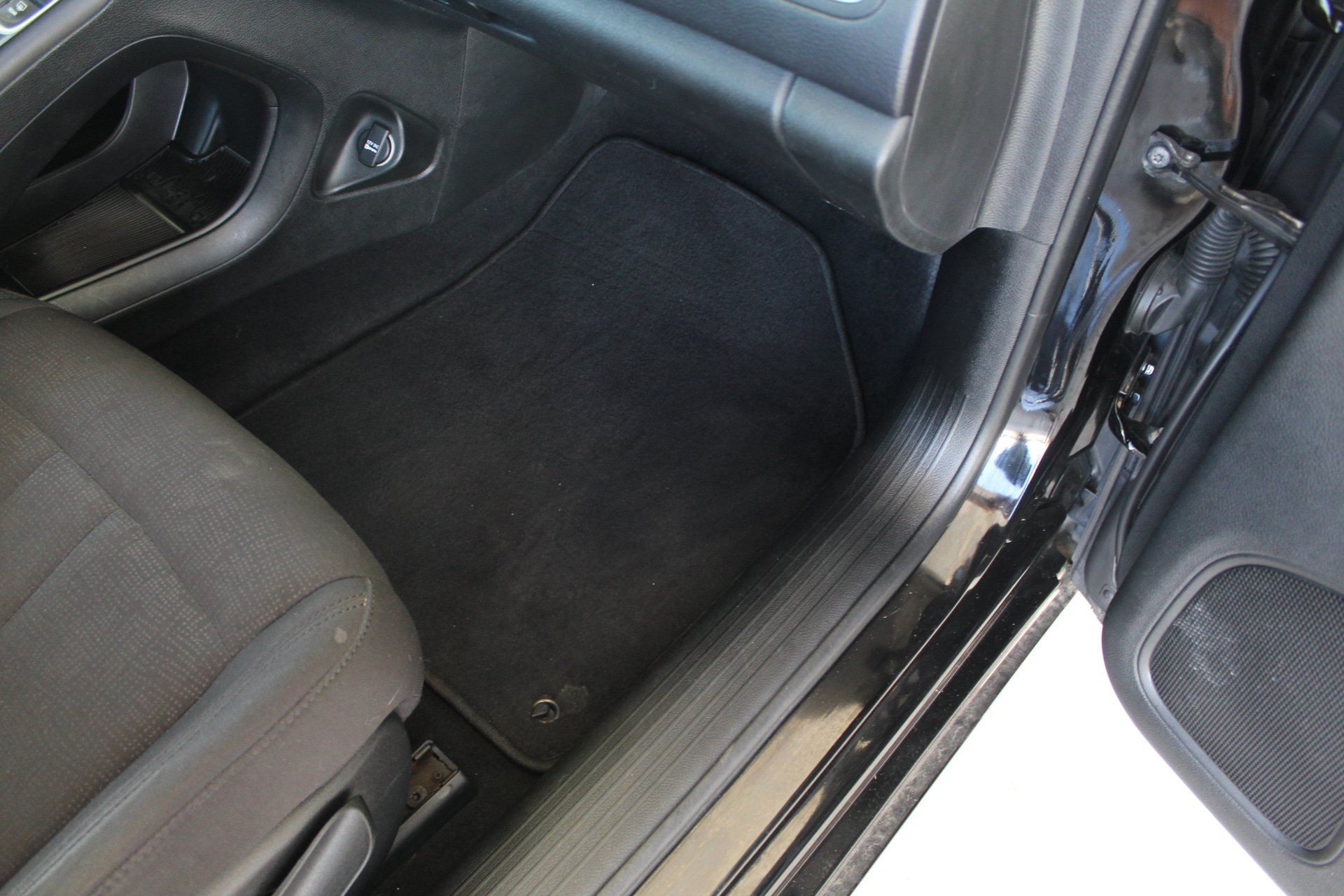 Used 2015 Chrysler 200 Limited FWD image 18