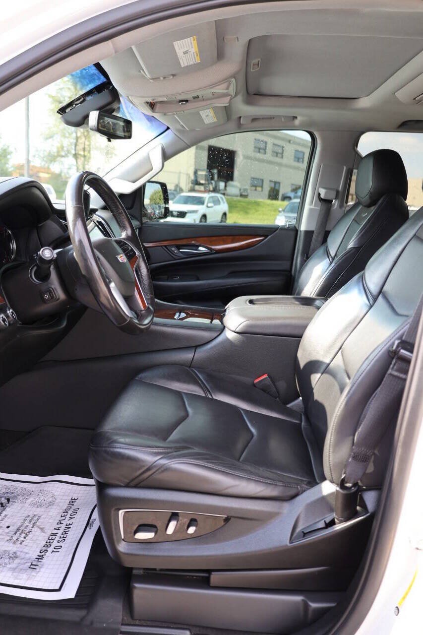 Used 2019 Cadillac Escalade ESV Luxury AWD/4WD image 13