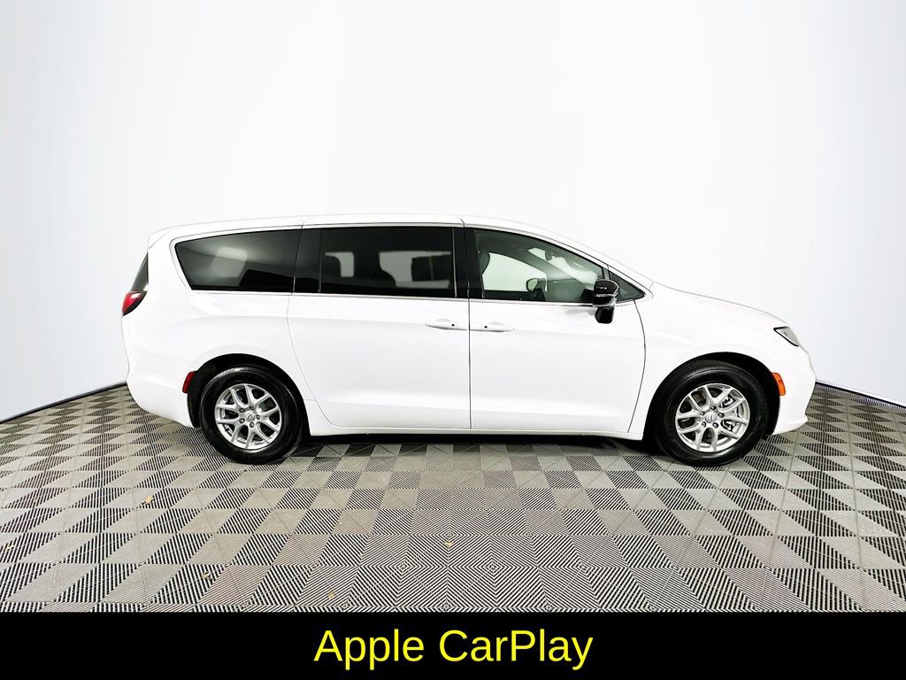Used 2025 Chrysler Pacifica Select FWD image 11