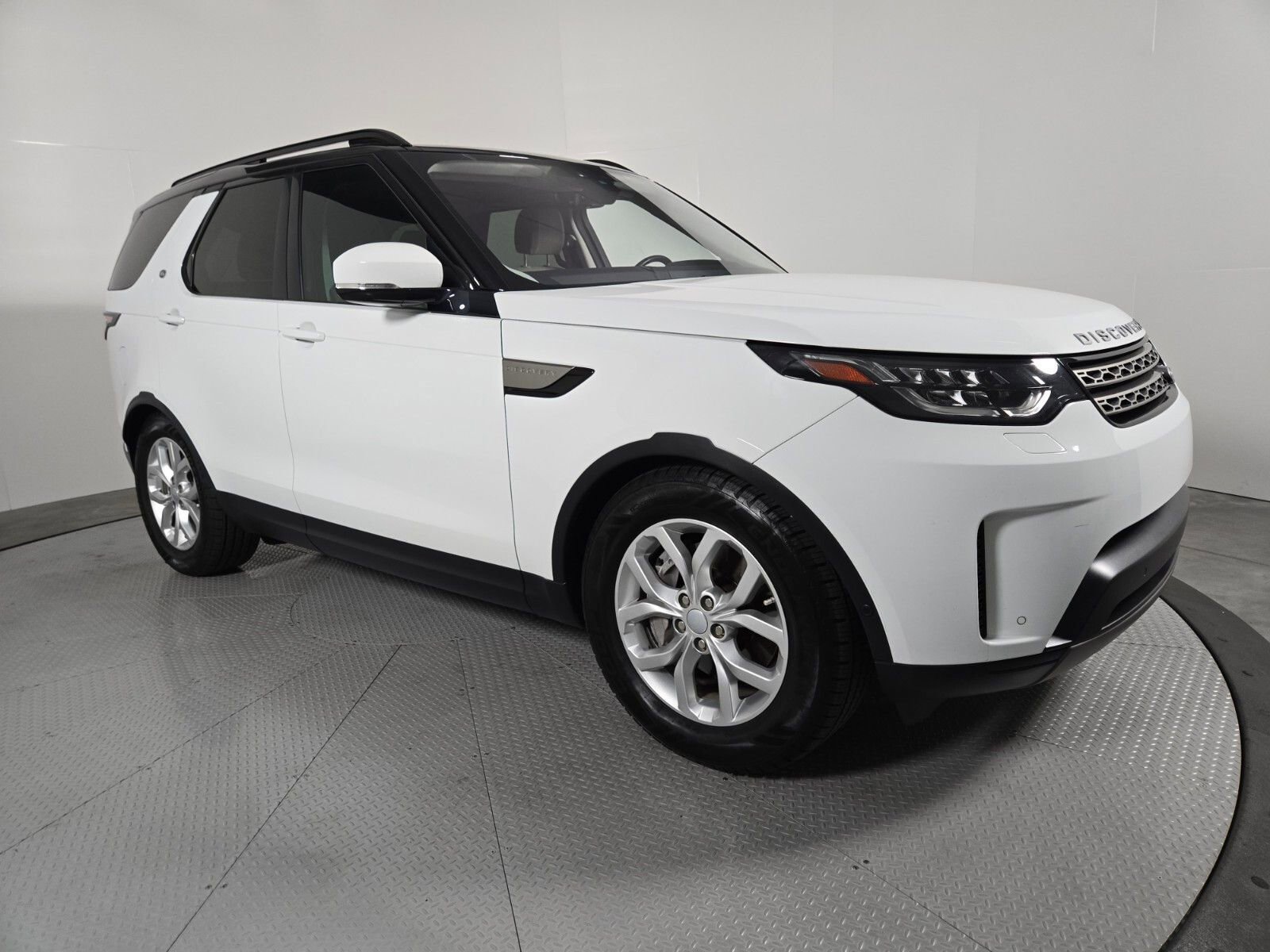 Used 2020 Land Rover Discovery SE AWD/4WD image 17