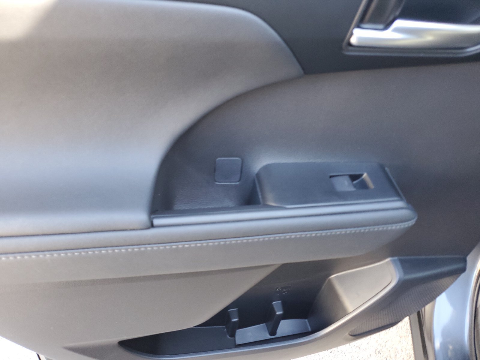 Used 2024 Toyota Highlander XLE AWD/4WD image 16