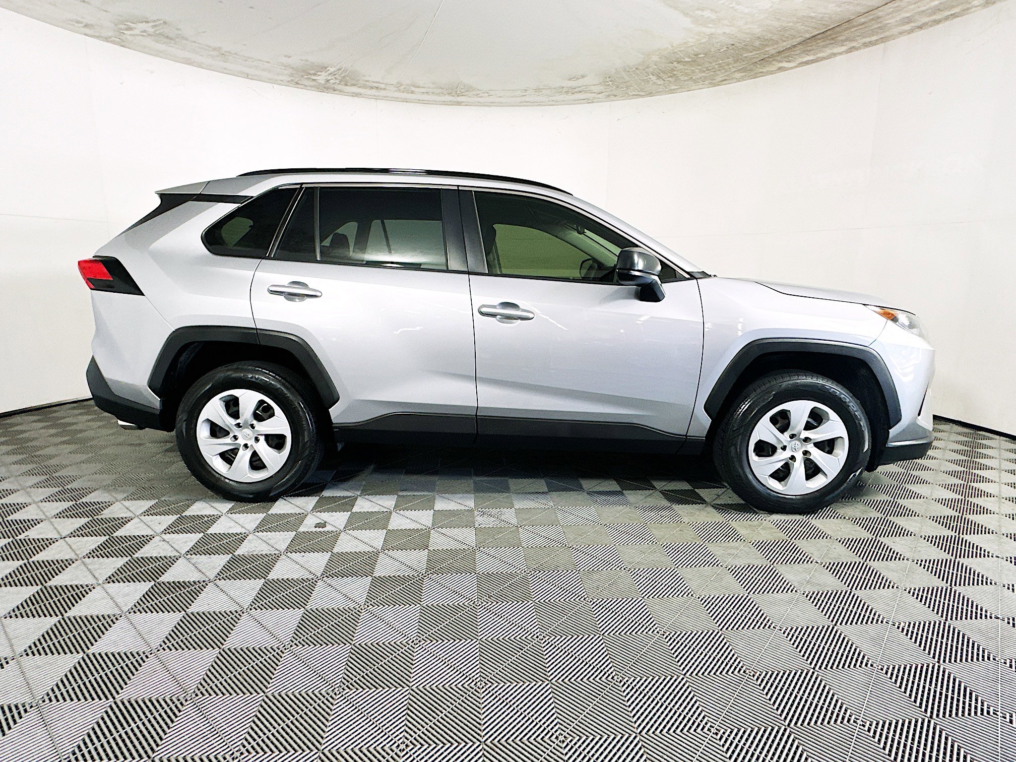 Used 2020 Toyota RAV4 LE FWD image 2