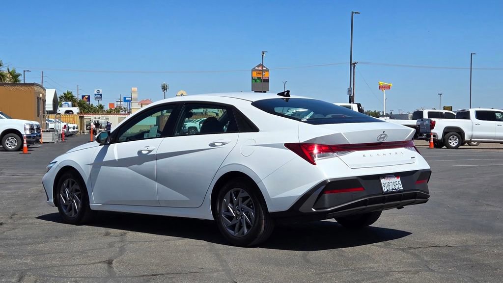 Used 2025 Hyundai Elantra Hybrid FWD image 6