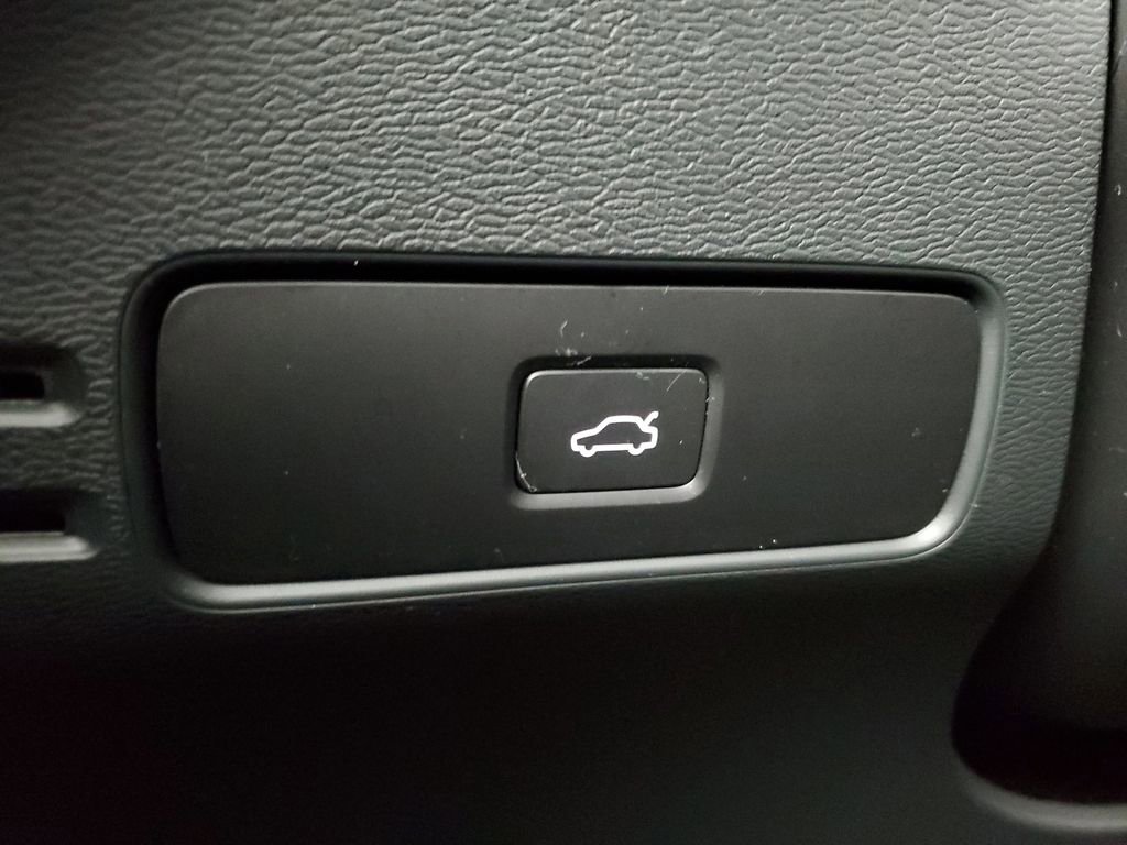 Certified 2023 Volvo XC40 B5 Plus w/ Protection Package Premier image 37