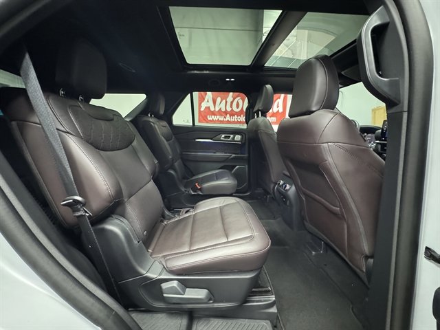 Used 2025 Ford Explorer Platinum w/ LUX Leather Package AWD/4WD image 13