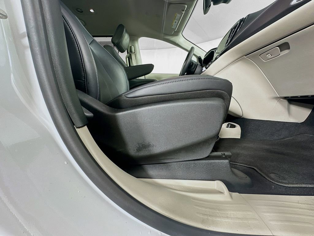 Used 2024 Chrysler Pacifica Touring-L AWD/4WD image 22