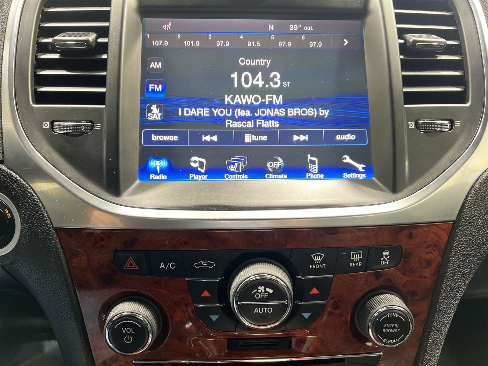 Used 2014 Chrysler 300 Base image 16