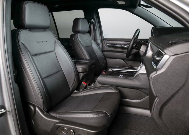 Used 2024 GMC Yukon Denali image 3