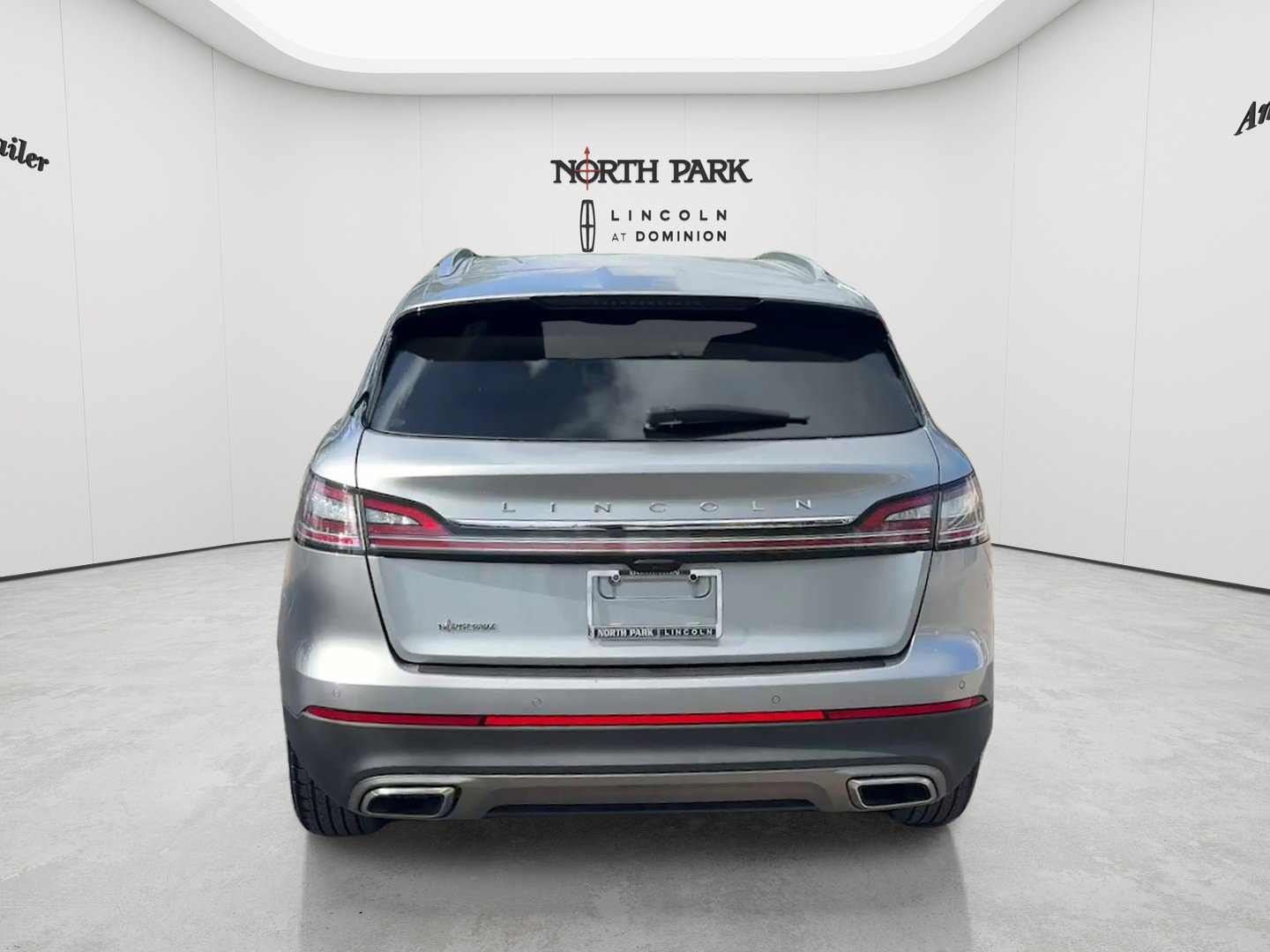Used 2023 Lincoln Nautilus FWD w/ Premium Package image 4