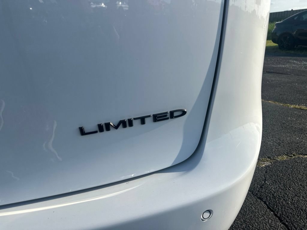 Used 2025 Chrysler Pacifica Limited FWD image 38