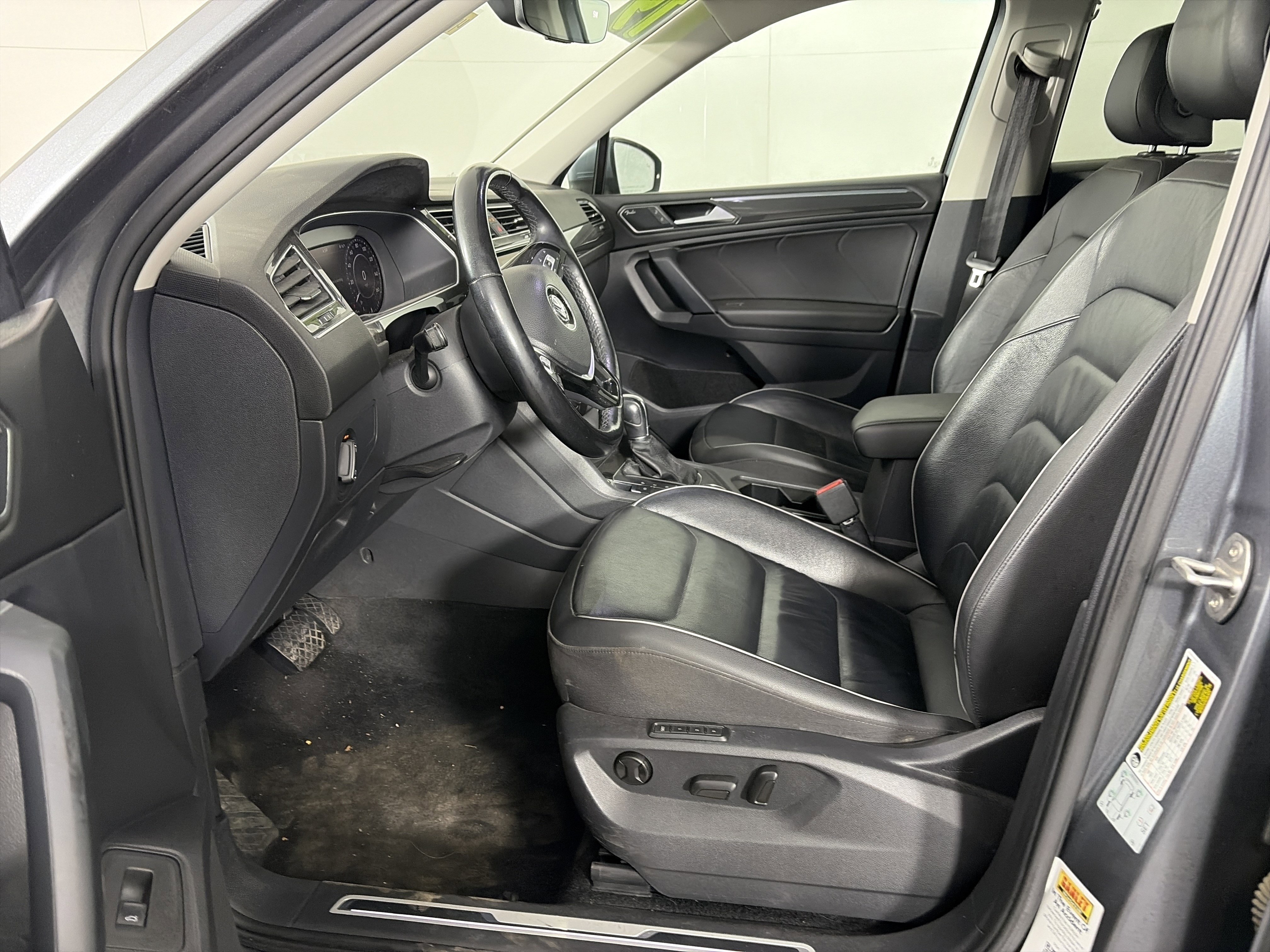 Used 2019 Volkswagen Tiguan SEL Premium image 14