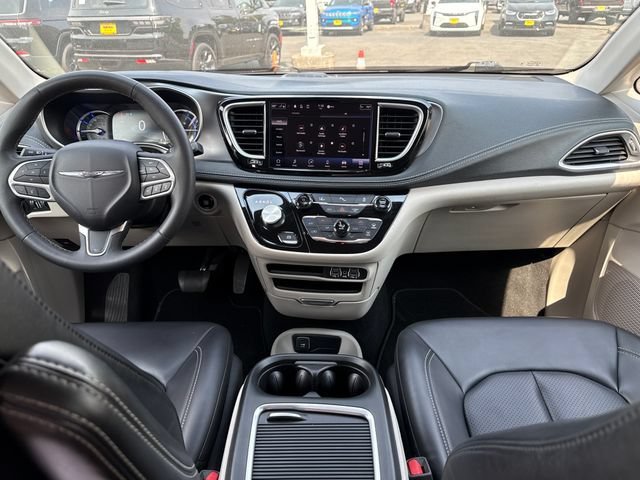 Used 2023 Chrysler Pacifica Touring-L FWD image 8