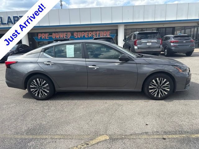 Used 2024 Nissan Altima 2.5 SV FWD image 2