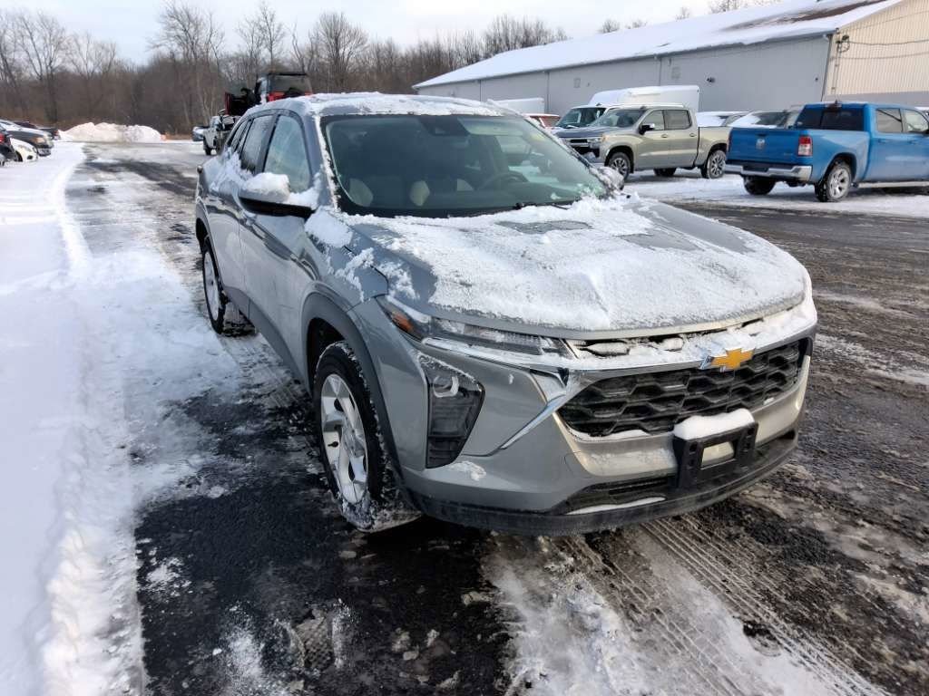 Used 2024 Chevrolet Trax LS w/ LS Convenience Package image 3