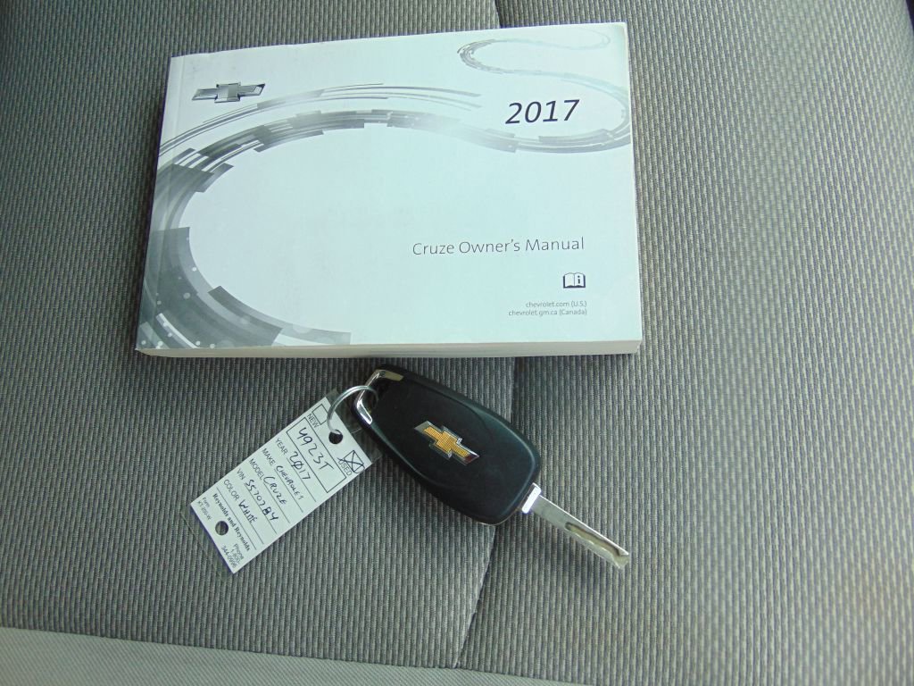 Used 2017 Chevrolet Cruze LT FWD image 10