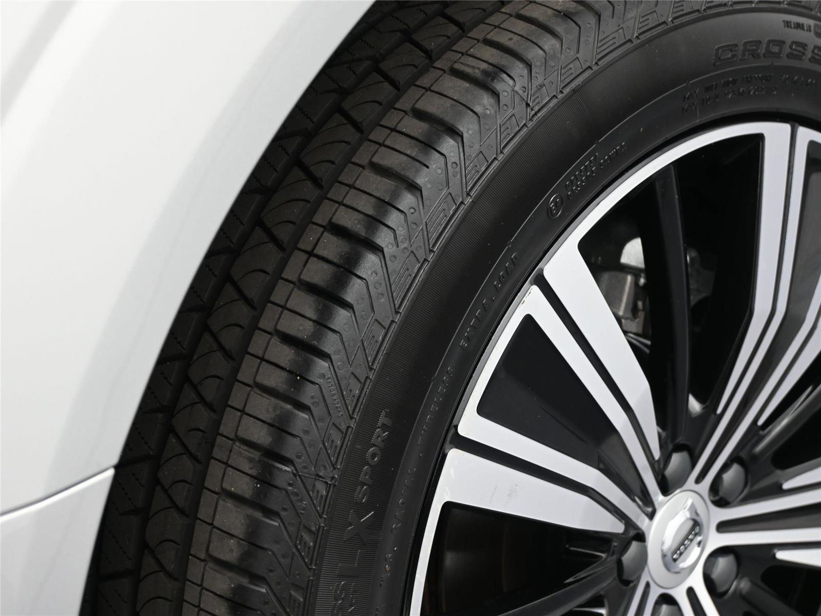 Used 2023 Volvo XC60 B6 Ultimate w/ Climate Package image 23