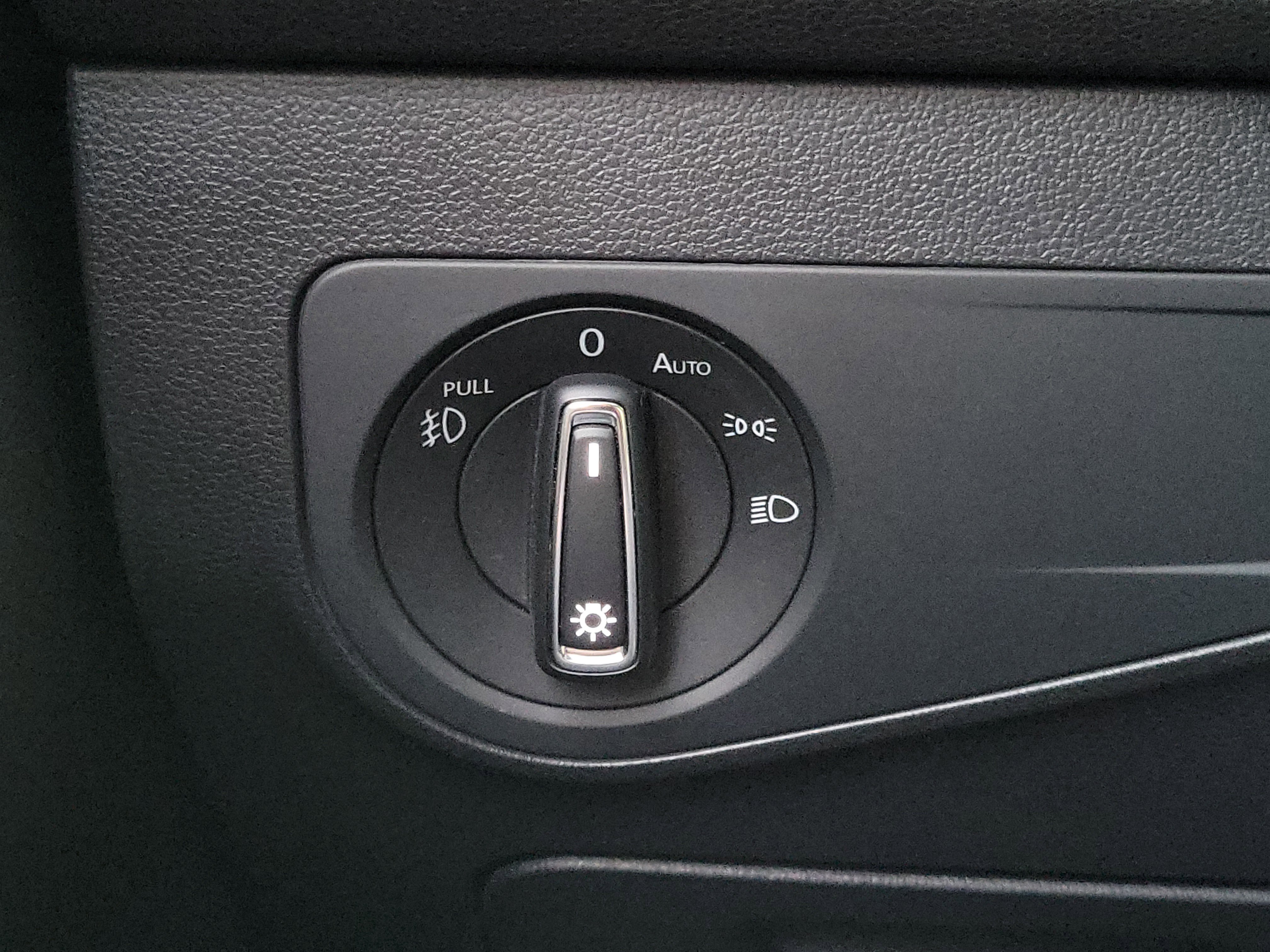 Used 2020 Volkswagen Tiguan SE R-Line image 9