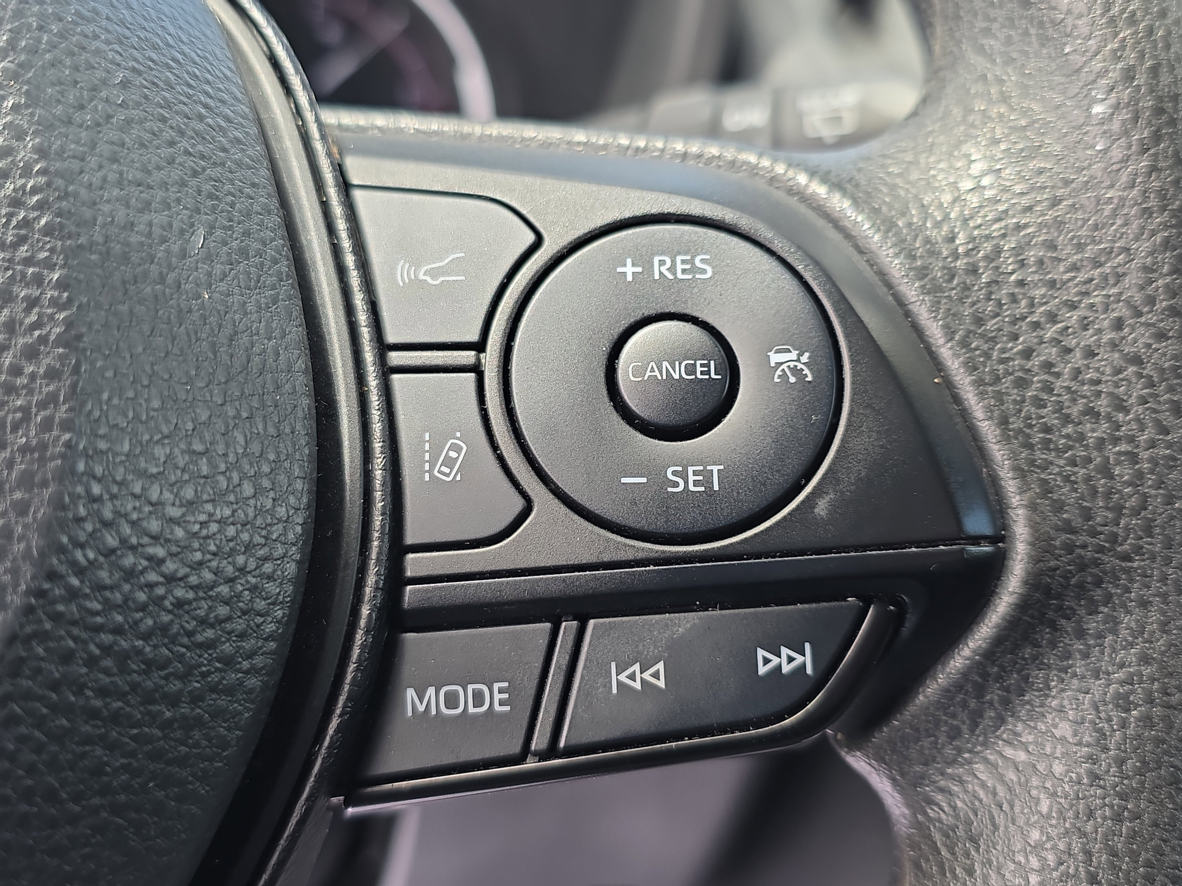 Used 2024 Toyota RAV4 XLE FWD image 31