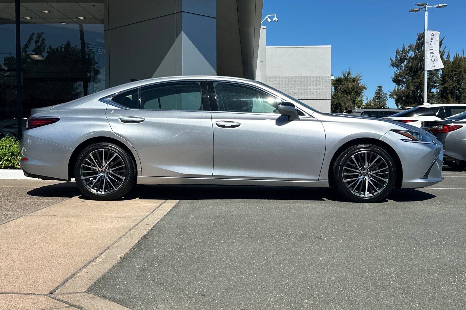 Certified 2024 Lexus ES 350 w/ Premium Package FWD image 3